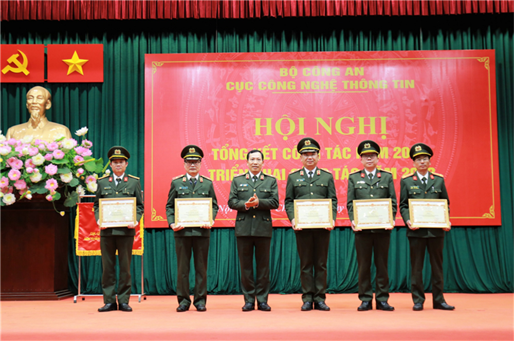 Phát huy thành tựu 50 năm phát triển công nghệ thông tin trong Công an nhân dân